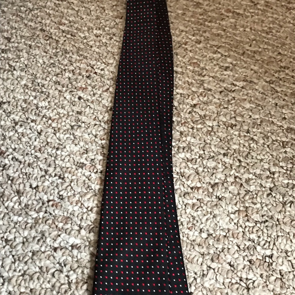Black, white and red men’s necktie - Picture 3 of 3